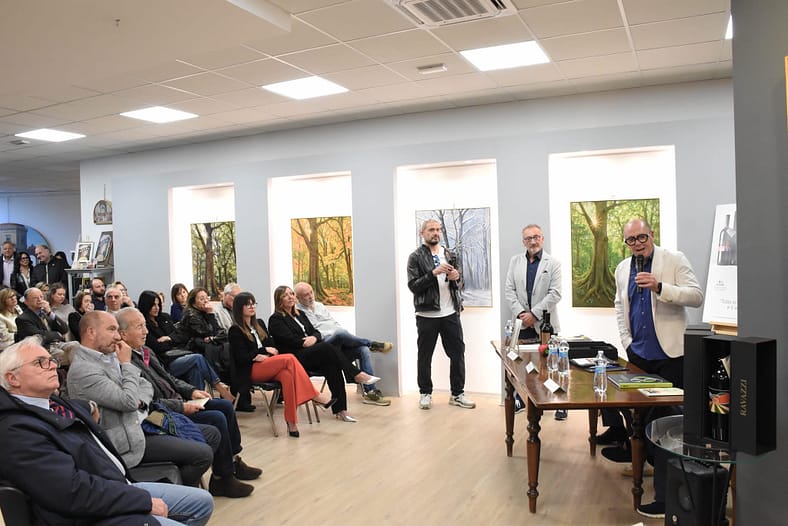 Vino, arte e beneficenza: la Bottega Tifernate consegna i frutti dell’asta all’AACC