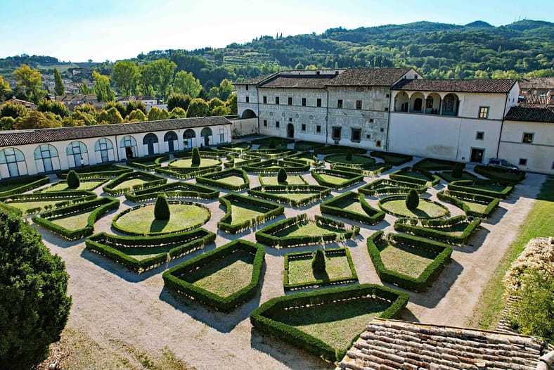 Ferragosto in Pinacoteca: torna lo Stendardo di Raffaello, aperti anche Chiostro e Chiesa della Carità