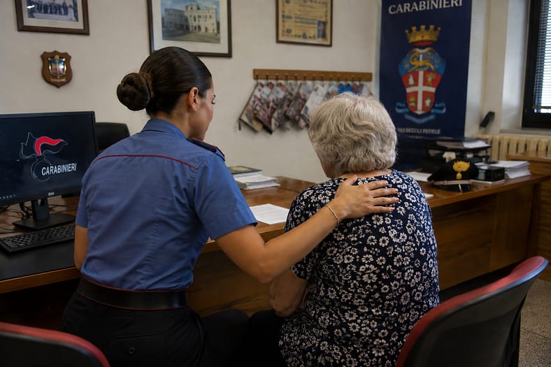 Due anziani, un finto poliziotto e un inseguimento sulla E45