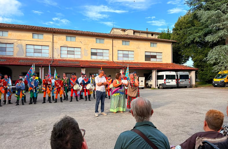 Casa di Rosa, gli Sbandieratori scaldano il cuore: il Soroptimist dona un condizionatore e due buoni spesa